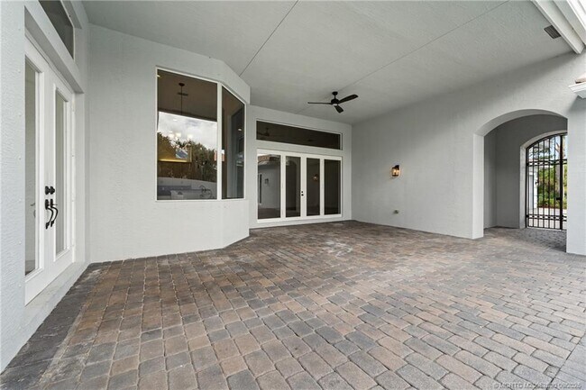 Building Photo - 872 SW Squire Johns Ln
