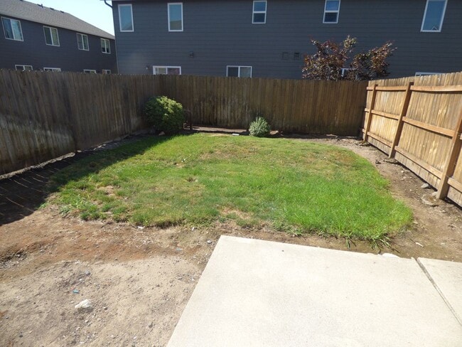 Building Photo - Rent Special: 1/2 Off February's - 3 Bed 2.5 Bath Duplex in Monmouth