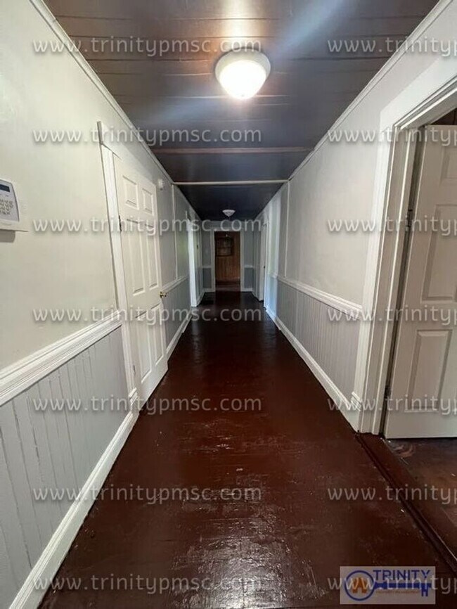 Building Photo - Huge 4 Bed House!