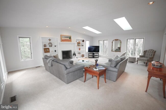 Building Photo - 6025 Orris St