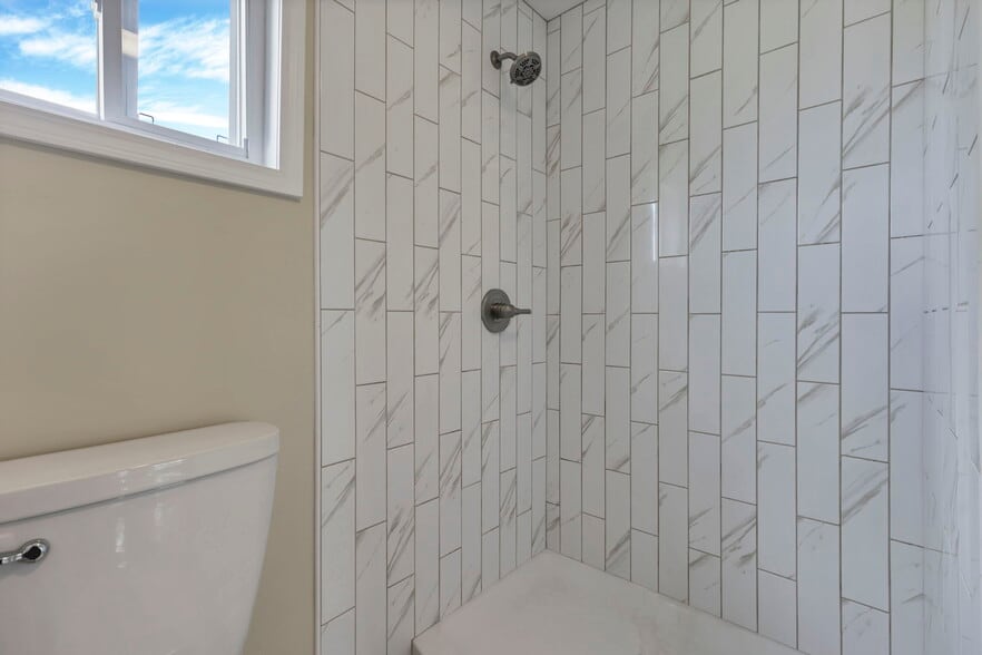 Building Photo - 5170 Fairfield Beach Rd NE