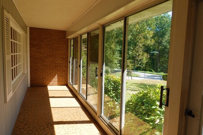 Building Photo - 104 Vanderbilt Rd