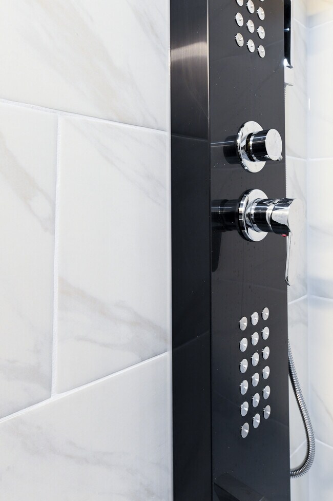 Building Photo - 3022 Auchentoroly Ter