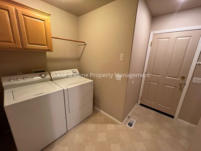 Building Photo - 2 bed, 2 bath townhouse near Avondale Golf Course!
