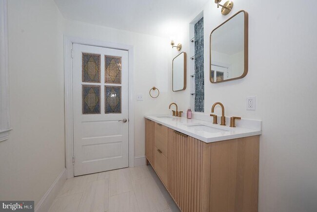 Building Photo - 717 Miller St