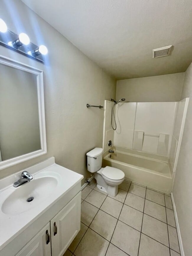 Building Photo - 1500 Lake Shore Dr