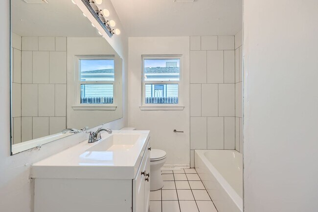 Building Photo - **Bright and Spacious 2-Bedroom Home in the Heart of Denver!!**