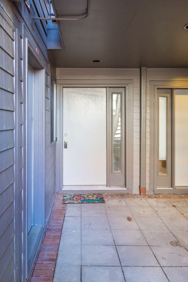 Building Photo - Condo in  Downtown Boulder Furnished One bedroom with Den and large Patio looking out to Flatirons