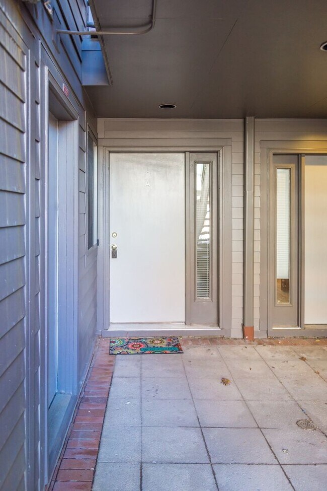 Building Photo - Furnished,  SHort-Mid term, All Inclusive one Bedroom /one bathroom with den, view of Flatirons b...