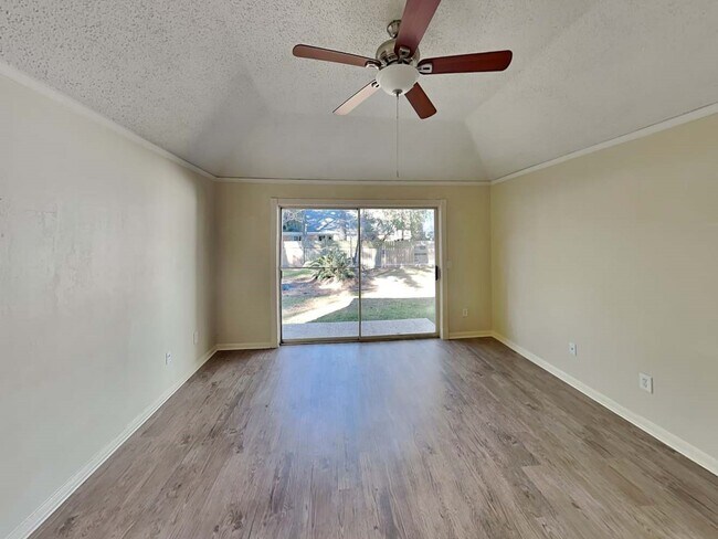 Building Photo - 110 S Village Knoll Cir