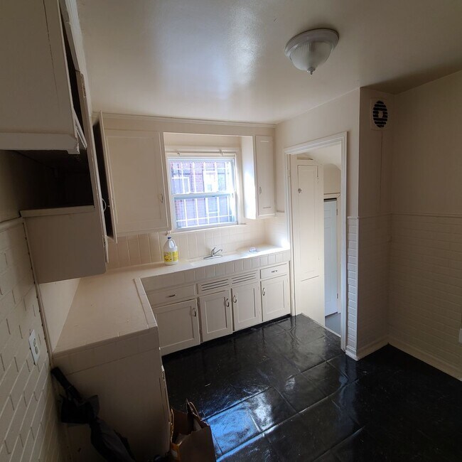 Building Photo - 3 Bedroom 1  Welcome Section 8