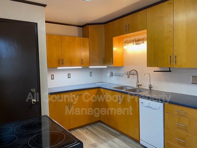 Building Photo - 365 N 6th St