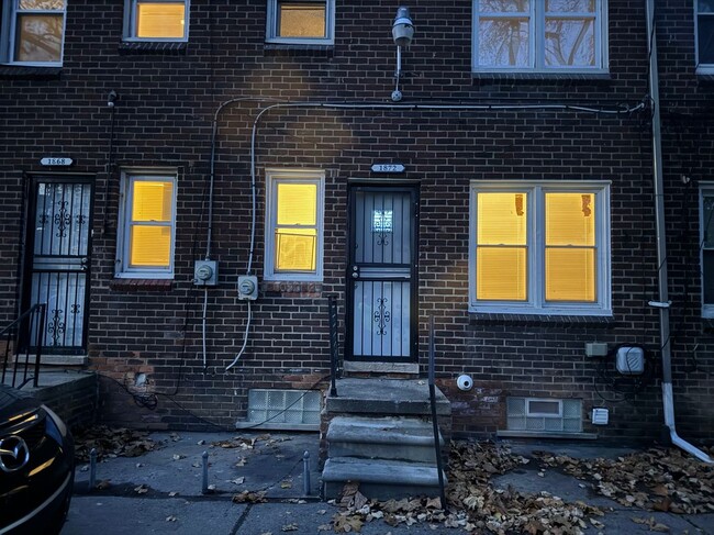 Building Photo - 1872 Outer Dr E