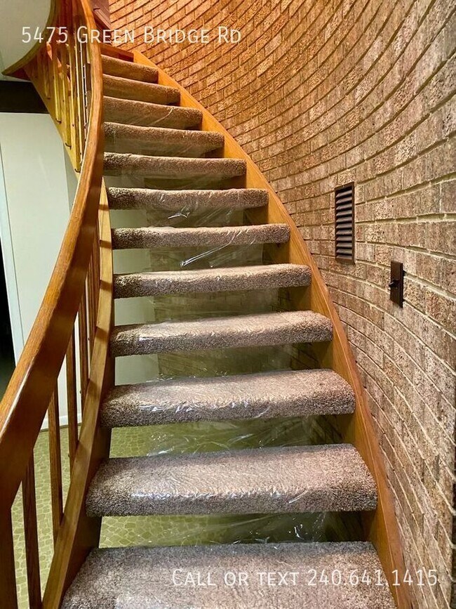 Building Photo - 5475 Green Bridge Rd