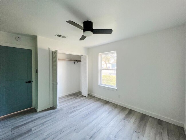 Building Photo - 6203 London Dr