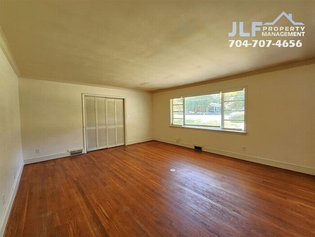 Building Photo - Sprawling 3 Bedroom/ 2.5 Bathroom Ranch in Charlotte!