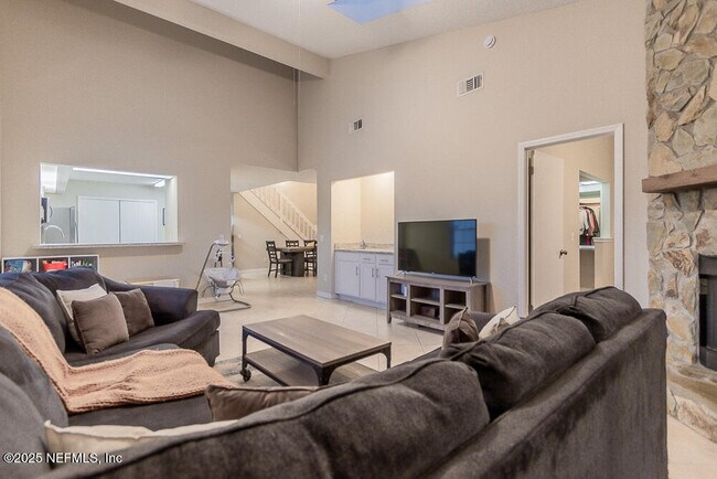 Building Photo - 11060 Wandering Oaks Dr