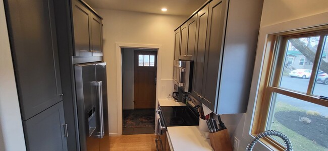 Building Photo - Furnished 3 Bed 2.5 Bath Walk to downtown-...