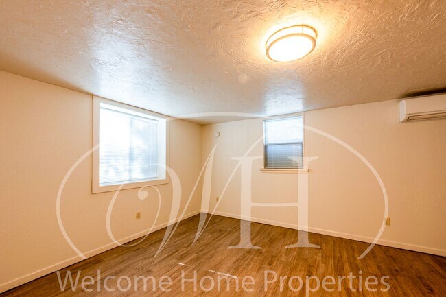 Building Photo - 427 SW Bade Ave