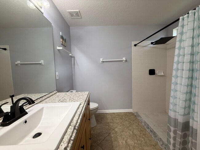 Building Photo - Beautifully updated 3-bedroom, 2-bath home