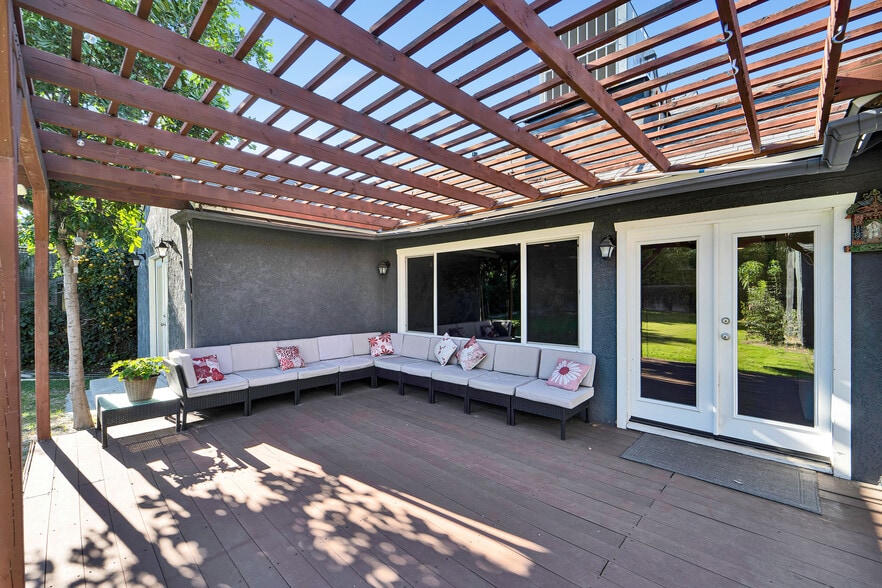 Backyard extra large deck - 900 Bethany Rd