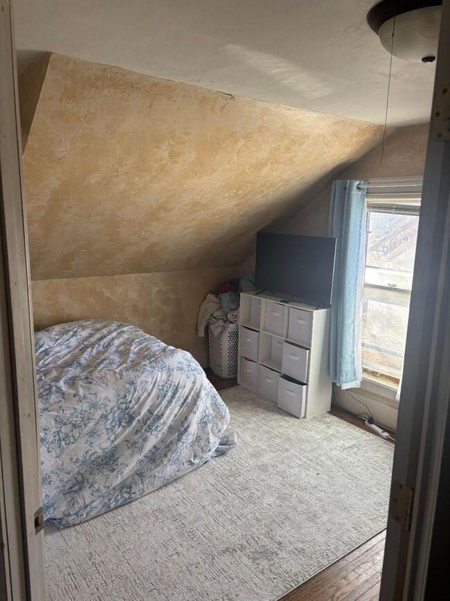 Building Photo - Available June 2026! 4 Bedroom House Close to Campus!