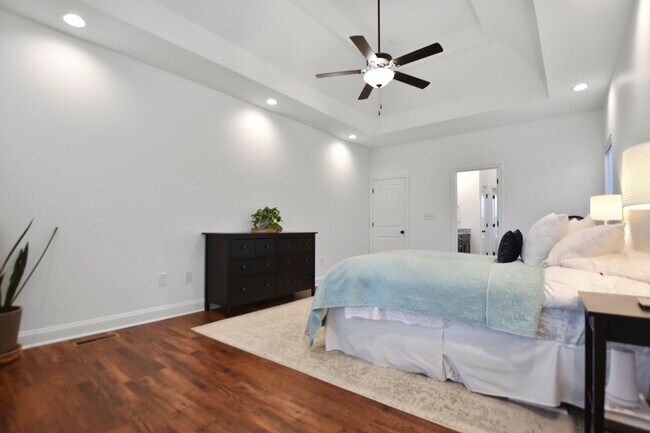 Building Photo - Pet Friendly Three Bedroom with Bonus!