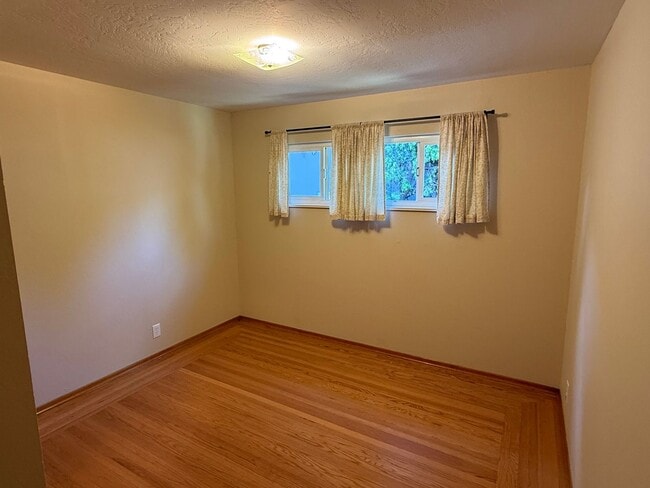 Building Photo - Spacious 3 bedroom, 1.5 bathroom Home in R...
