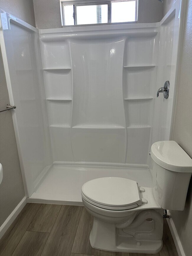 Building Photo - Renovated 1 Bedroom, 1 Bath Ground Floor Apartment with Washer/Dryer and 1 Car Garage