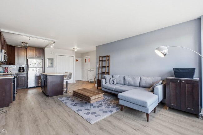 Building Photo - 2930 N Sheridan Rd