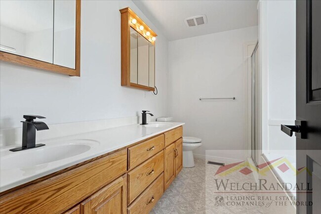 Building Photo - Spacious Single Family Home With Attached ...