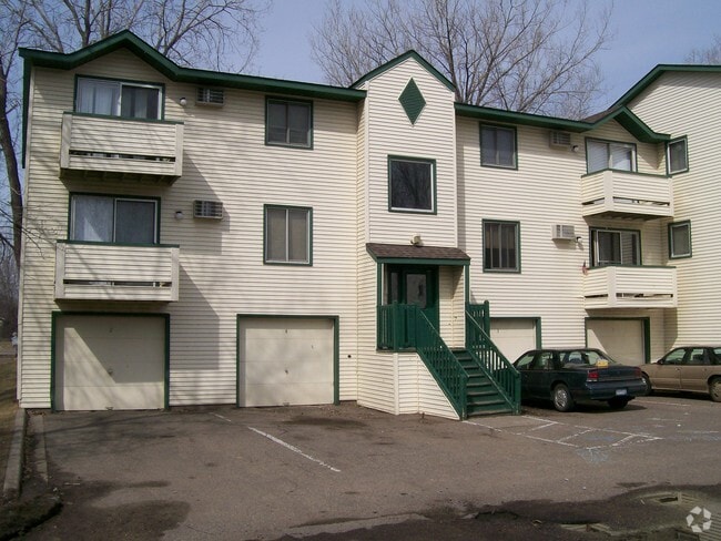 Building Photo - Belland Woods