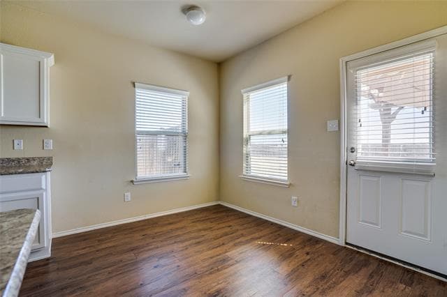Building Photo - 301 Plum Dr