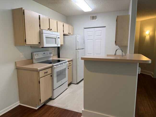 Building Photo - Updated Apartment in Plantation Point