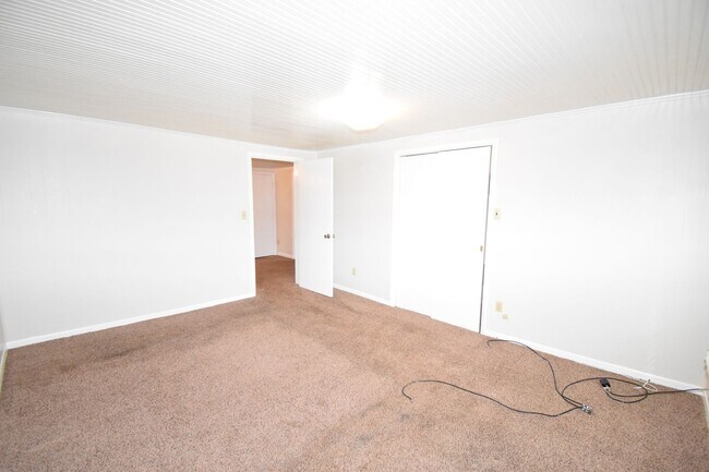 Building Photo - 2 Bedroom Home For Rent in The County!