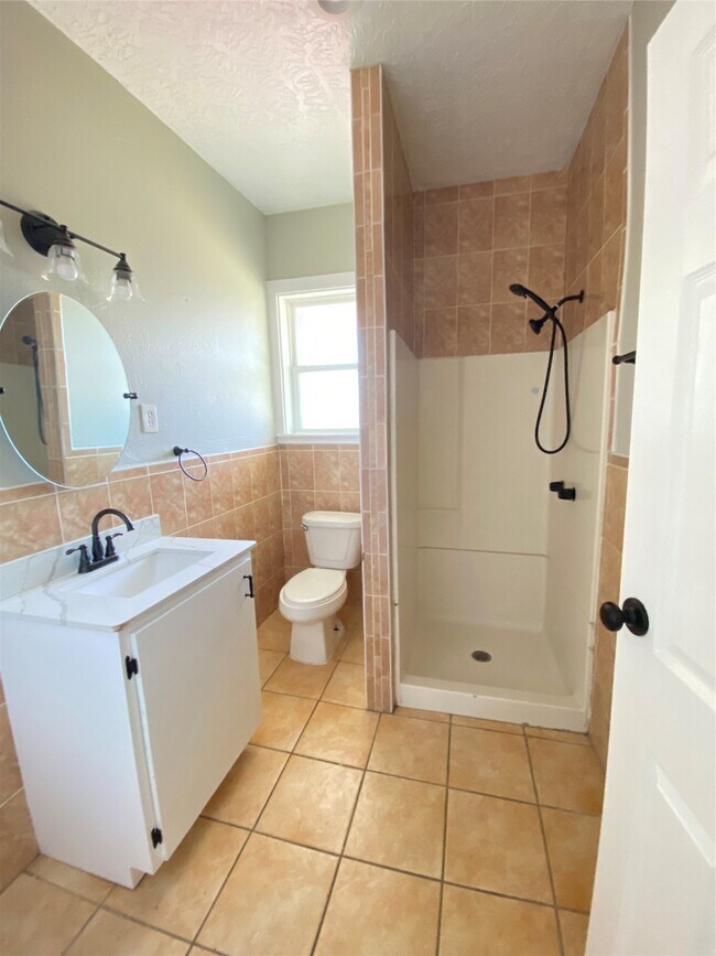 Building Photo - 706 Dumble St