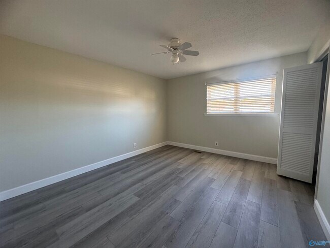 Building Photo - 9904 Willow Cove Rd SE