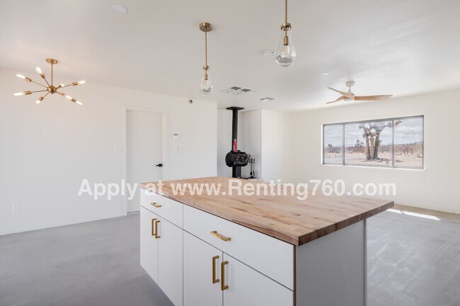 Building Photo - Modern Comfort in Scenic Landers
