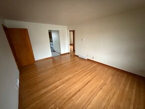 Building Photo - Spacious 2 Bedroom Apartment in Excellent Location