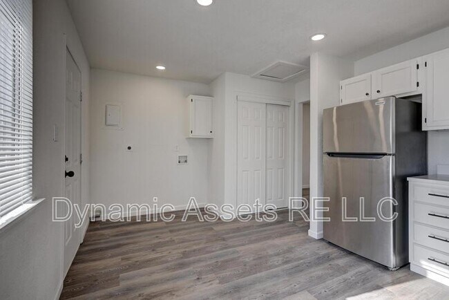 Building Photo - 1910 John F Kennedy St