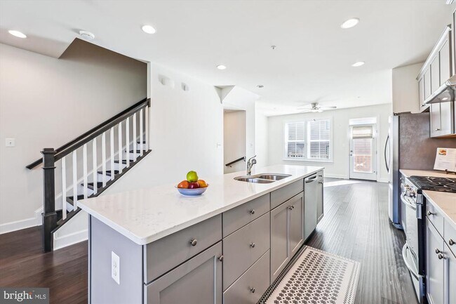 Building Photo - 4709 Van Buren St