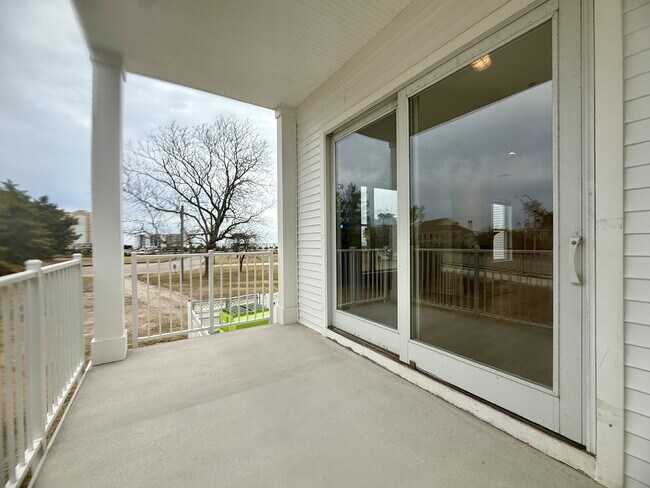 Building Photo - "Coastal Comfort: Spacious 2-Bedroom Condo Retreat in Virginia Beach"