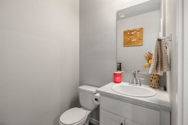 Building Photo - Beautiful 3-Bedroom Townhome with Park Vie...