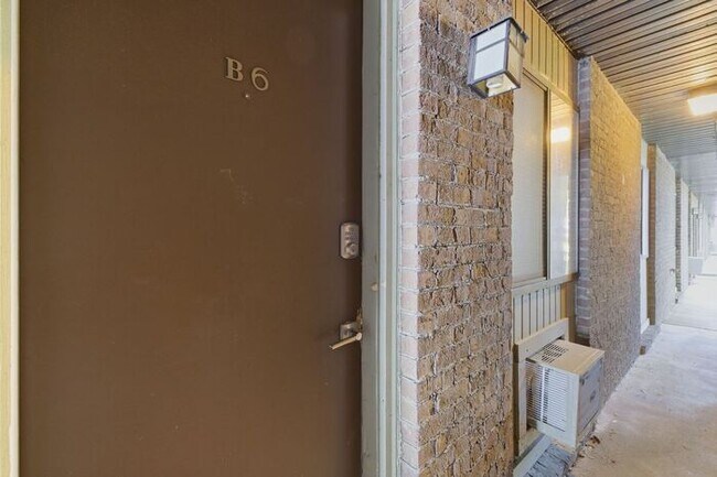 Building Photo - Hillsboro Village Modern 1BR - WALK TO VANDERBILT