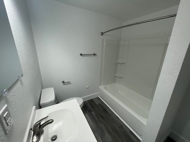 Building Photo - Updated 2 Bedroom, 1 Bathroom house with w...