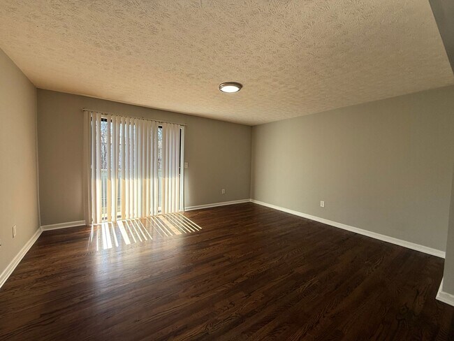 Building Photo - Completely Renovated 2 Bedroom / 2 Bathroom Apartment!
