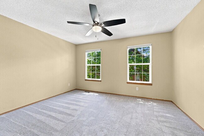 Building Photo - $2,470.95, 2 Bed, 2.5 bath Townhome in Centennial with in unit Laundry!