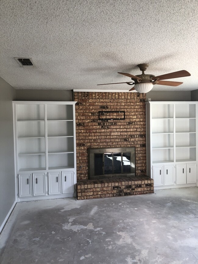 Building Photo - Updated House