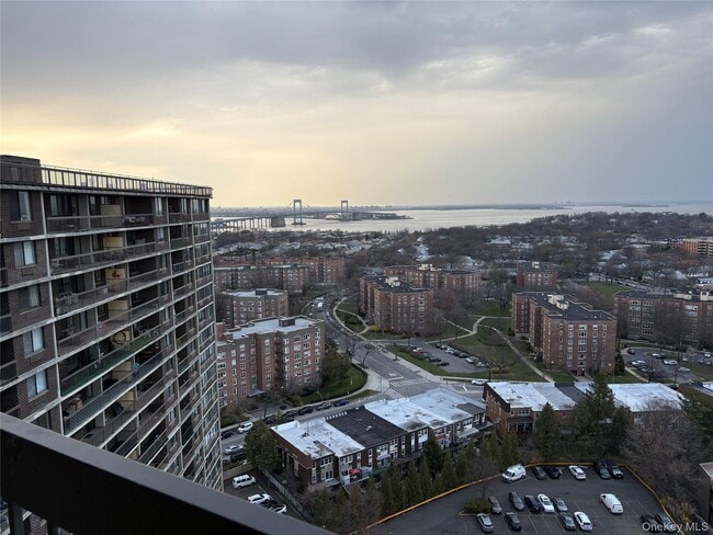 Building Photo - 2 Bay Club Dr