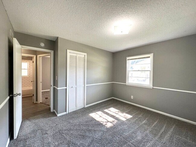 Building Photo - ESTABLISHED NEIGHBORHOOD!!  4 Bedroom, 2 Bath Home in Ankeny